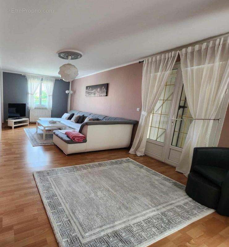 Maison à COURTOIS-SUR-YONNE
