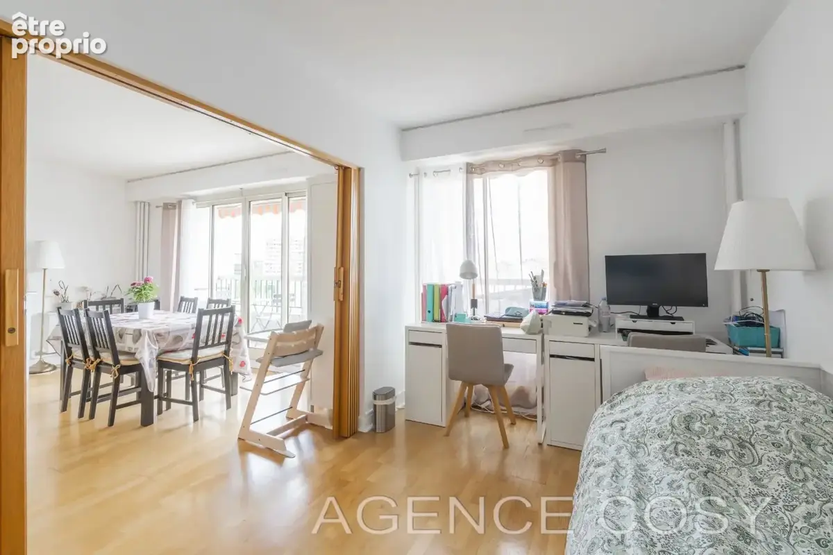 Vanves Jean Jaurès - 4p en étage élevé -  balcon plein sud vue dégagée. - photo 3