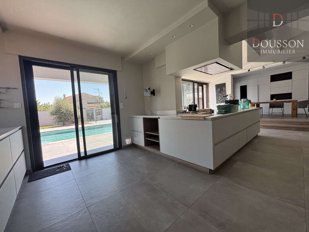 Villa de prestige de 220 m2 avec piscine, vaste garage et prestations haut de gamme à Aigues-Mortes - photo 2