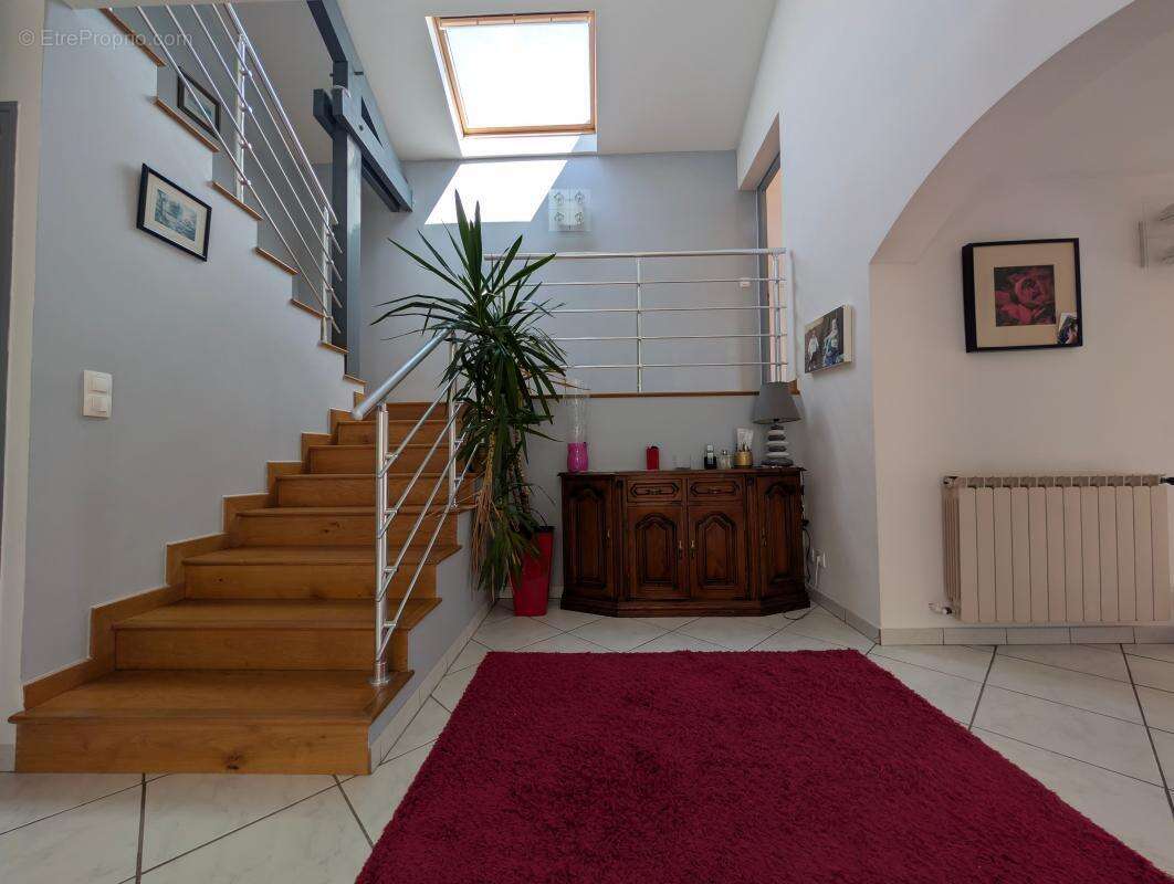 À moins de 10 minutes du centre-ville d'Aix-les-Bains – A vendre belle maison individuelle aux volumes généreux, idéale pour une - photo 8