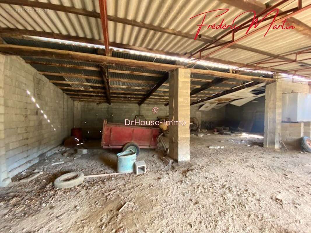 Terrain à SAINT-CHAPTES