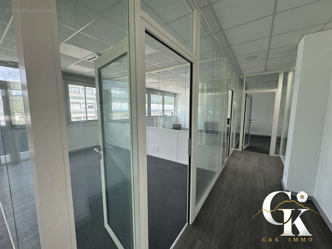 Commerce à SAINT-ETIENNE-DE-CROSSEY