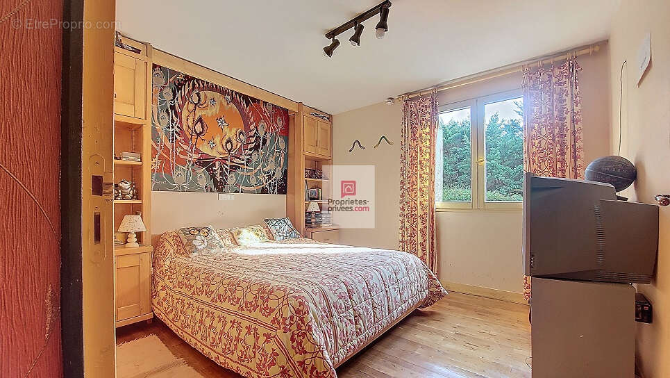 Maison à SAINT-PIERRE-DE-CHIGNAC