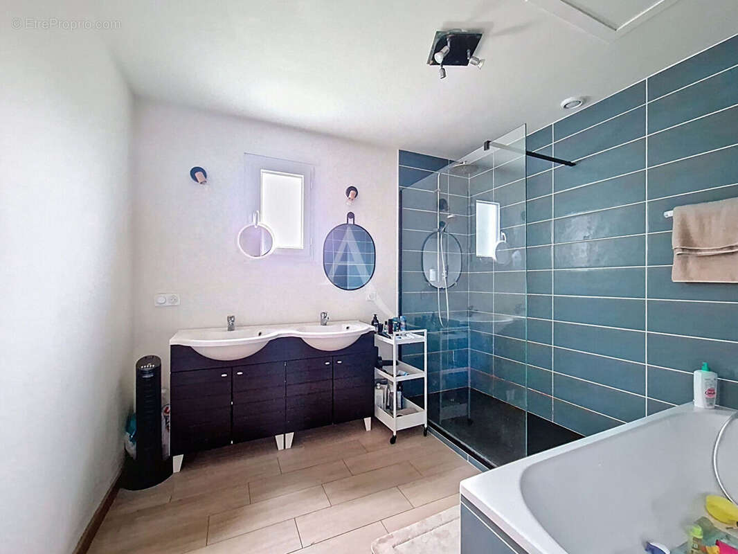 Maison à SAINT-BARTHELEMY-D'ANJOU