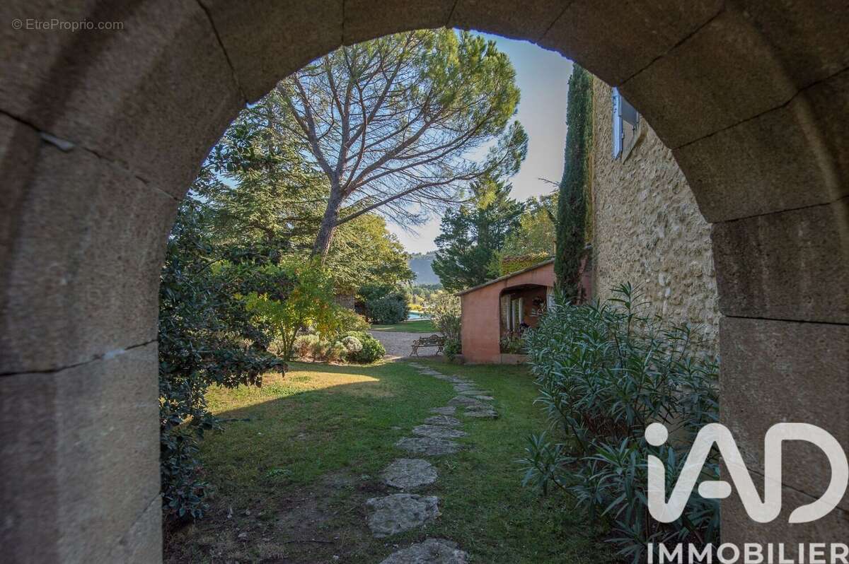 Maison 402 m² à Puyvert  - photo 3