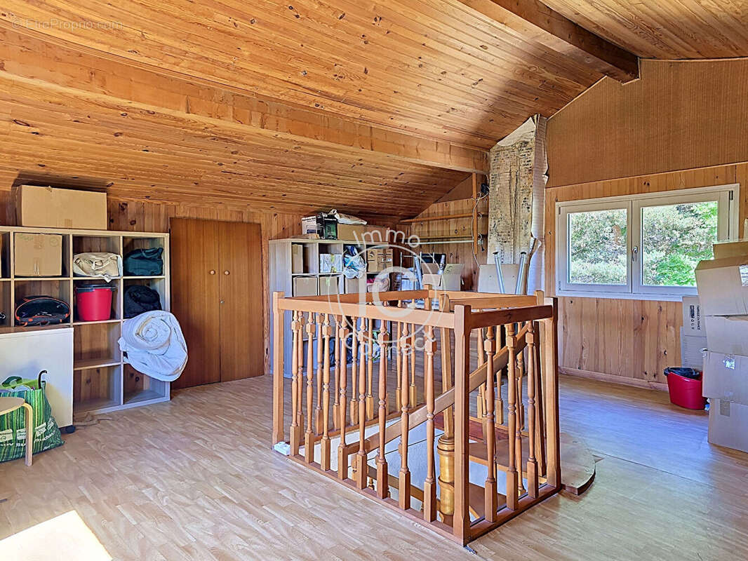 Maison à potentiel avec terrain boisé au calme - photo 9