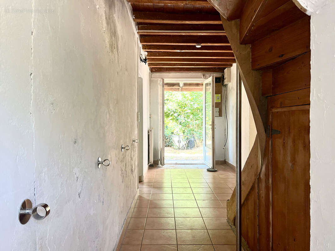 Maison en pierre dans un village en bord de rivière - photo 4