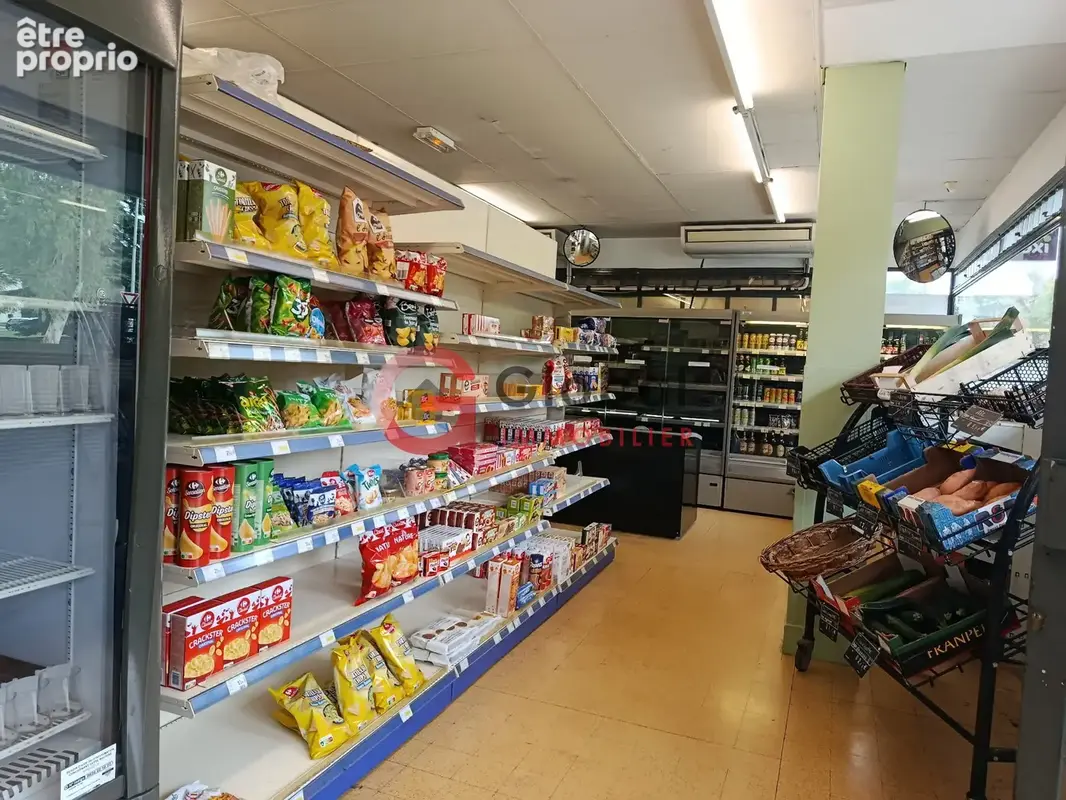 Opportunité rare : Commerce clé en main 167 m2 à Alès - Stock et matériel inclus - photo 2