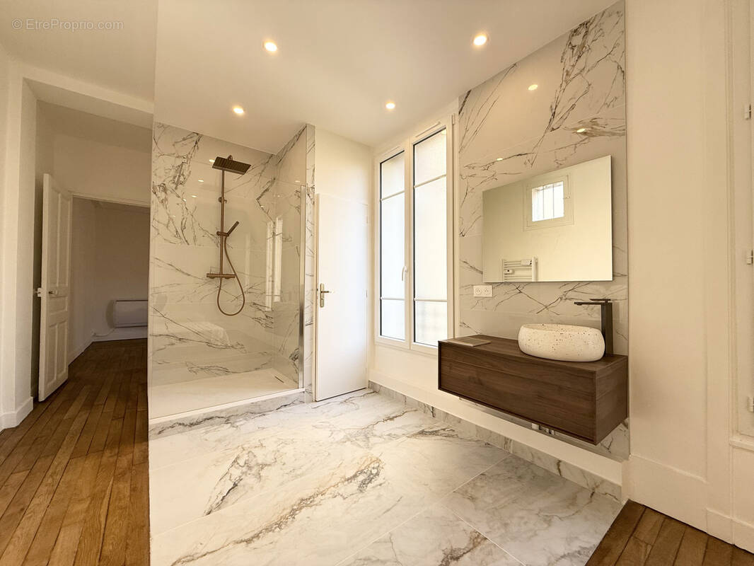 Appartement à COURBEVOIE