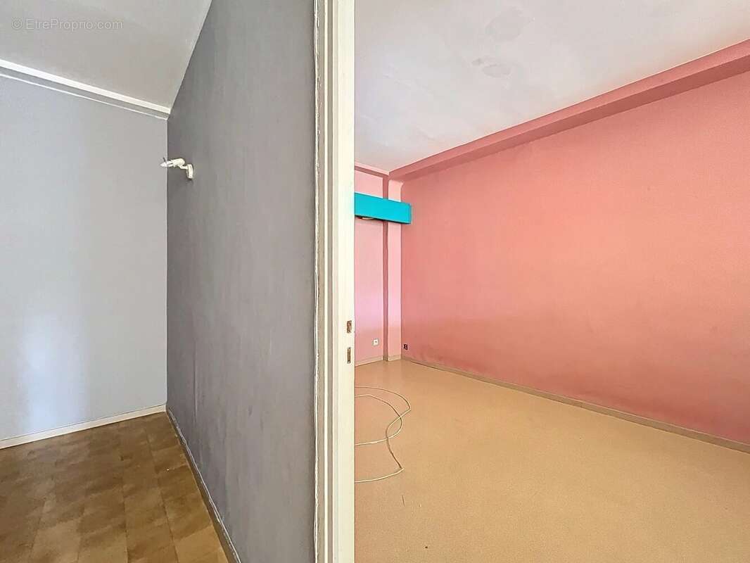 Grand F2 à rénover avec fort potentiel – Résidence ARINELLA (Lupino, Bastia) - photo 5
