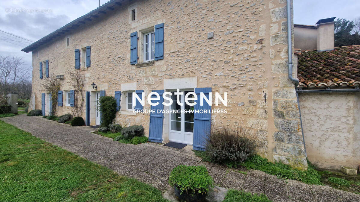 Maison à LA ROCHEBEAUCOURT-ET-ARGENTINE