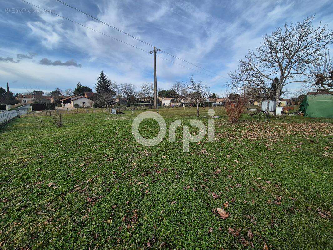Terrain à SAINT-LEON-SUR-L'ISLE