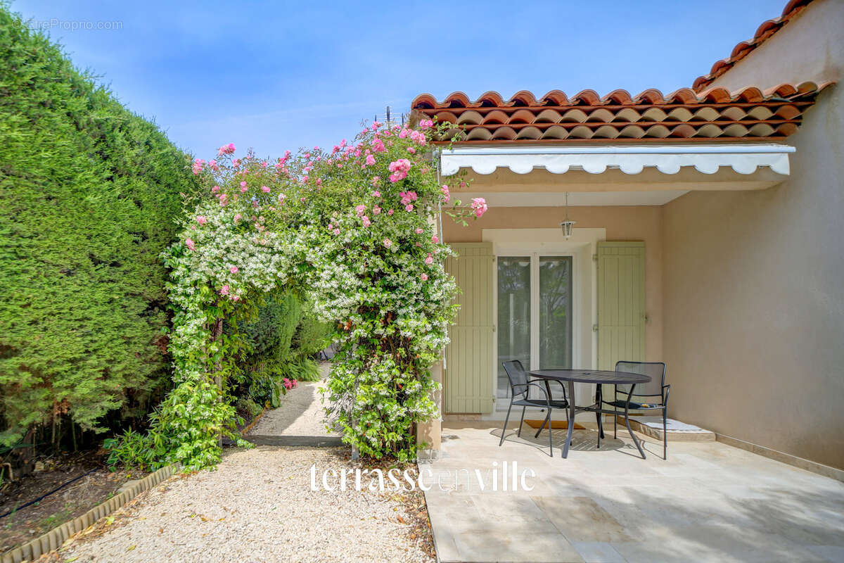 Maison à SAINT-CYR-SUR-MER