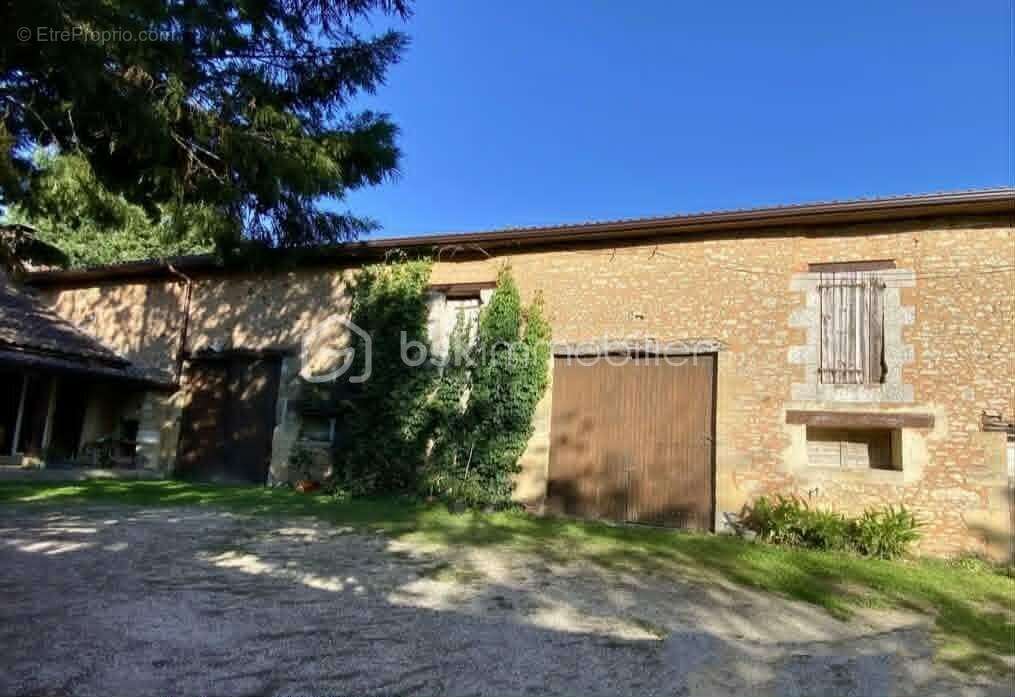 Ensemble Immobilier comprenant 1 Habitation, 1 Gite, 1 Chalet / Bungalow, 1 Grange, 1 Hangar et 1 Piscine à Siorac en Périgord - photo 4