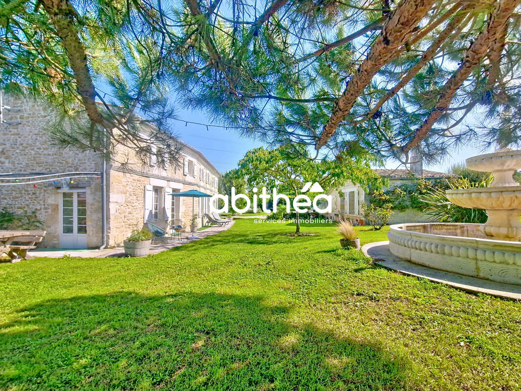 Maison à SAINT-GENIS-DE-SAINTONGE