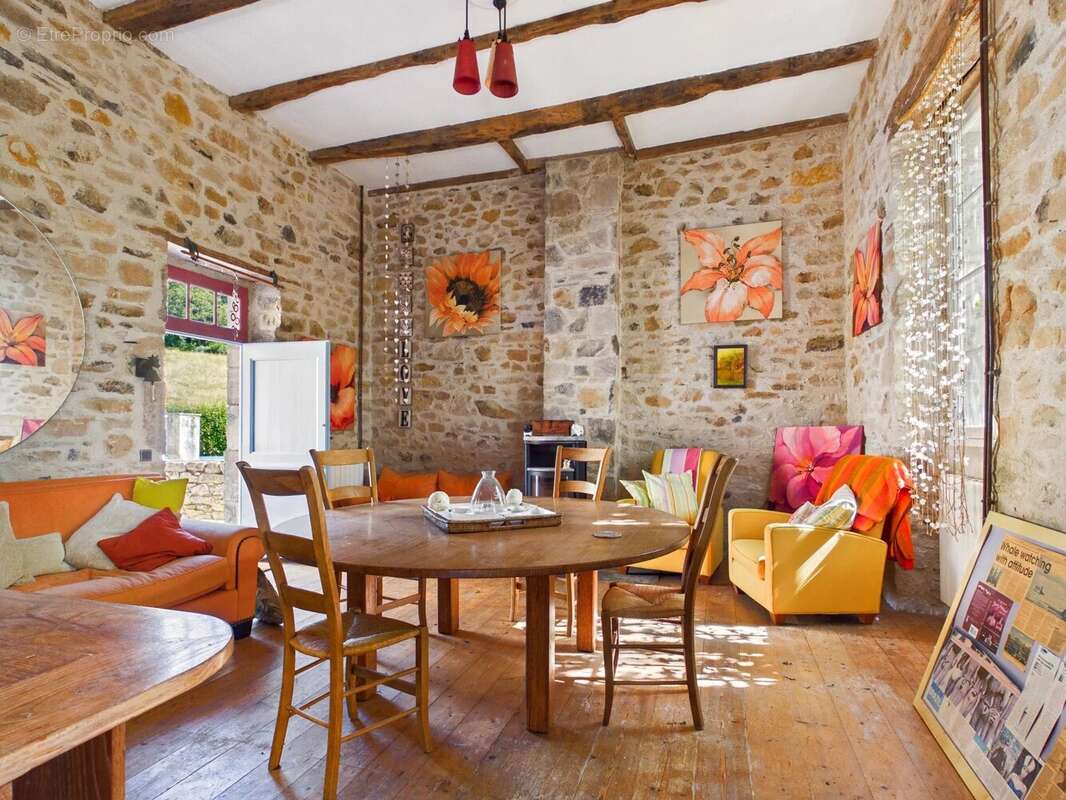 École restaurée du Quercy à couper le souffle près de Najac, avec gîte spacieux et piscine - photo 4