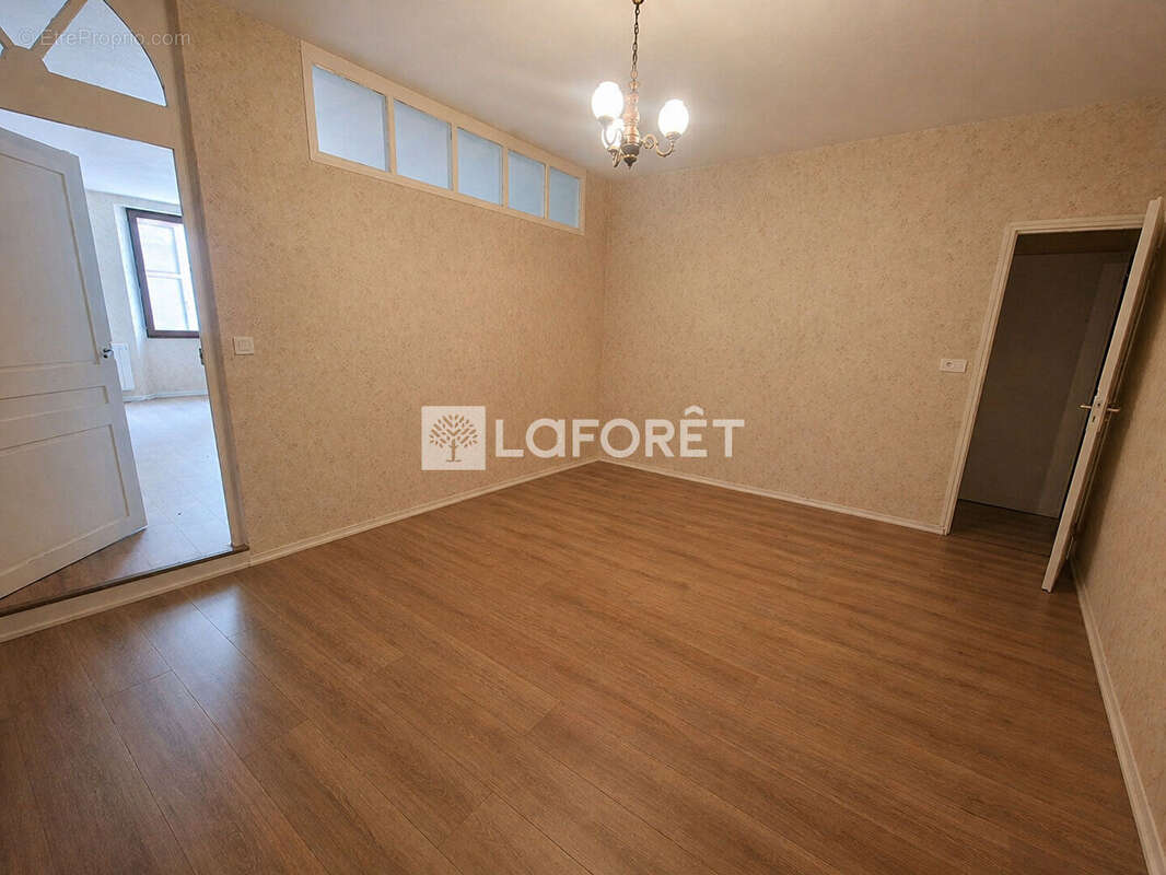 Appartement à SALINS-LES-BAINS