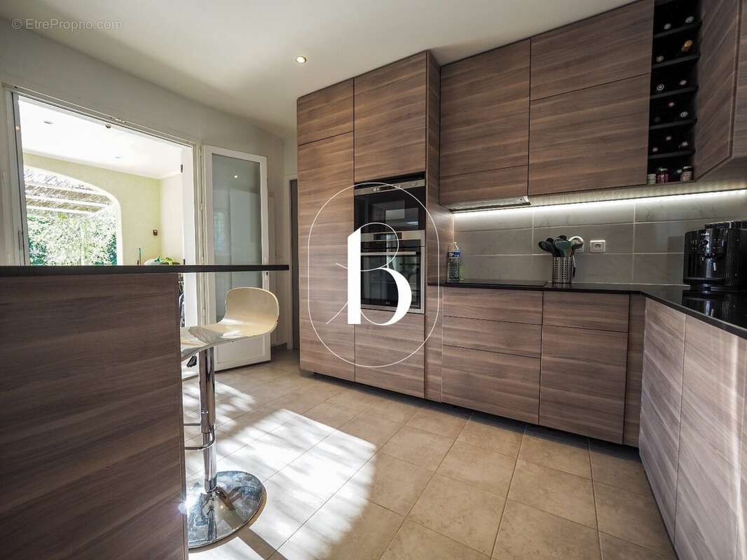 Maison à LA ROQUE-SUR-CEZE