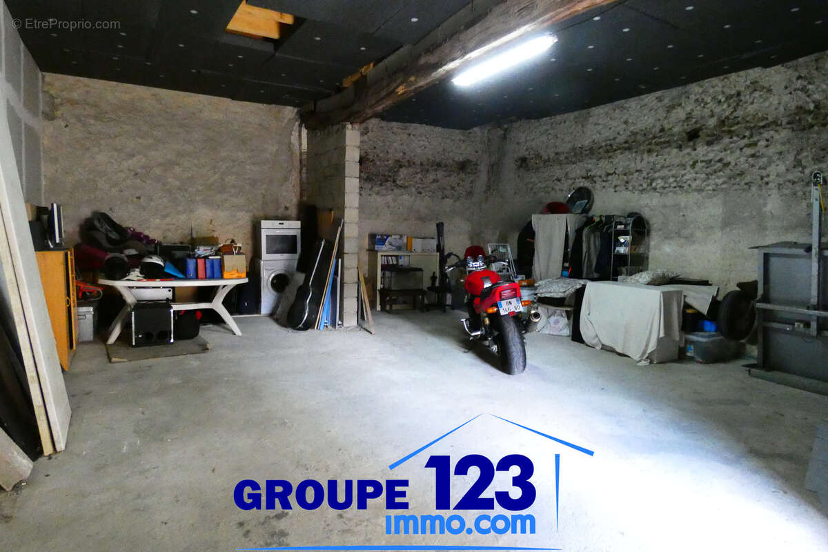 Immense maison en vente à La Celle-Saint-Cyr avec AUXERRE - photo 11