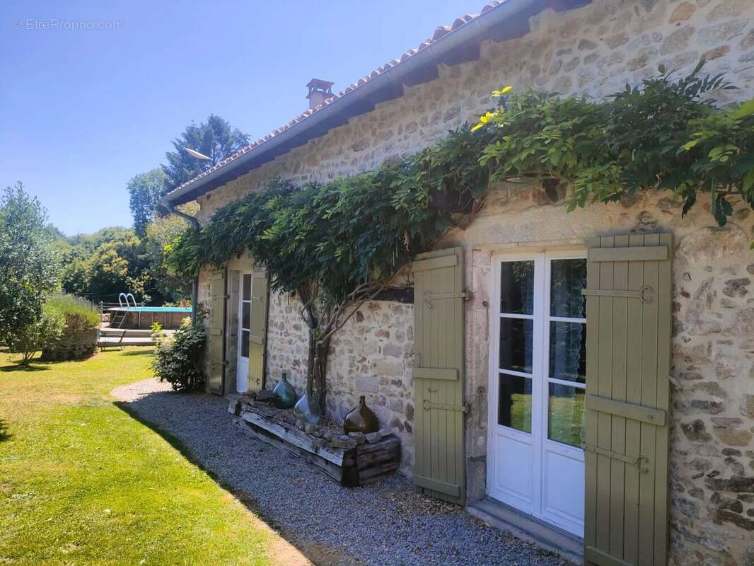 Maison à LA CHAPELLE-MONTBRANDEIX