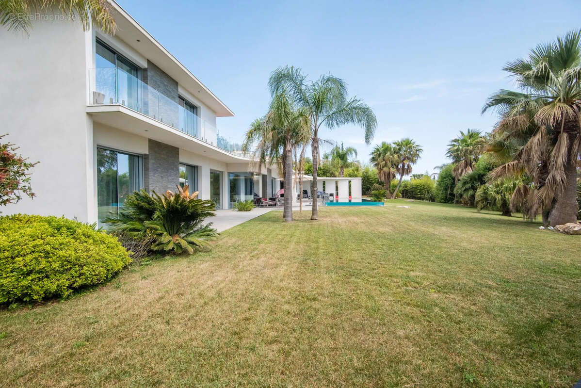 Maison à ROQUEFORT-LES-PINS