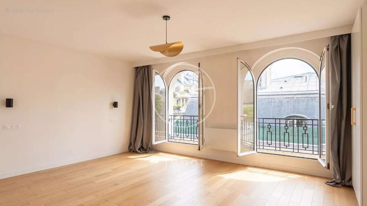 Appartement à PARIS-16E