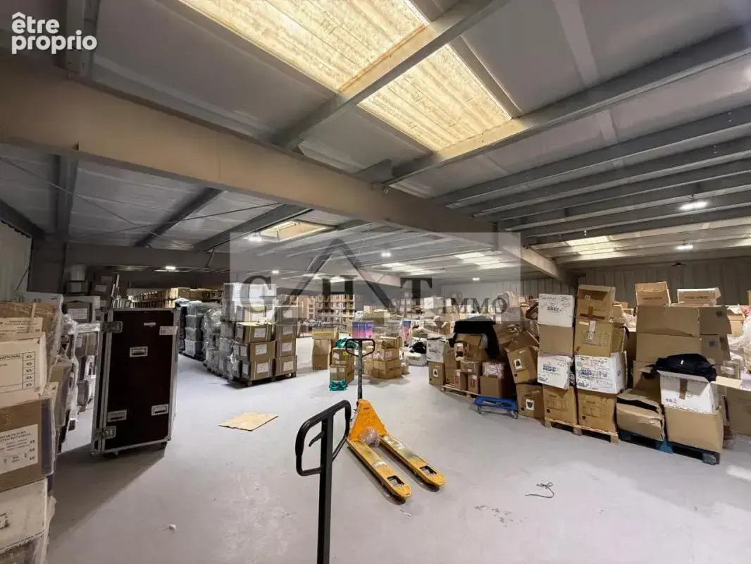 Entrepôt-bureaux à vendre de 2 080 m2 à vendre ! - photo 2