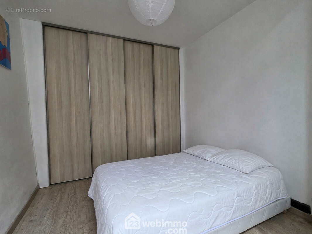 Une belle chambre avec dressing