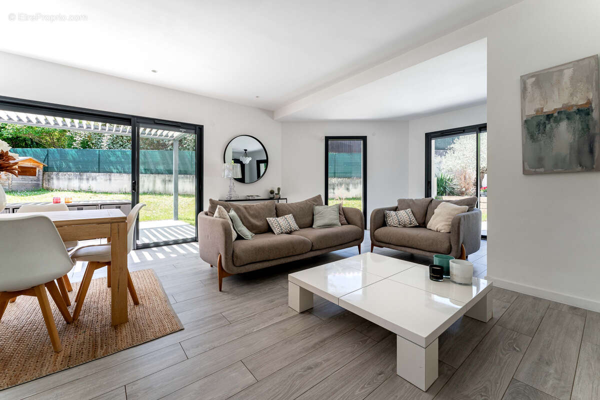 Maison à GREZIEU-LA-VARENNE