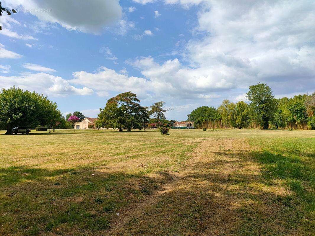 Maison à SAINT-SEURIN-DE-PRATS