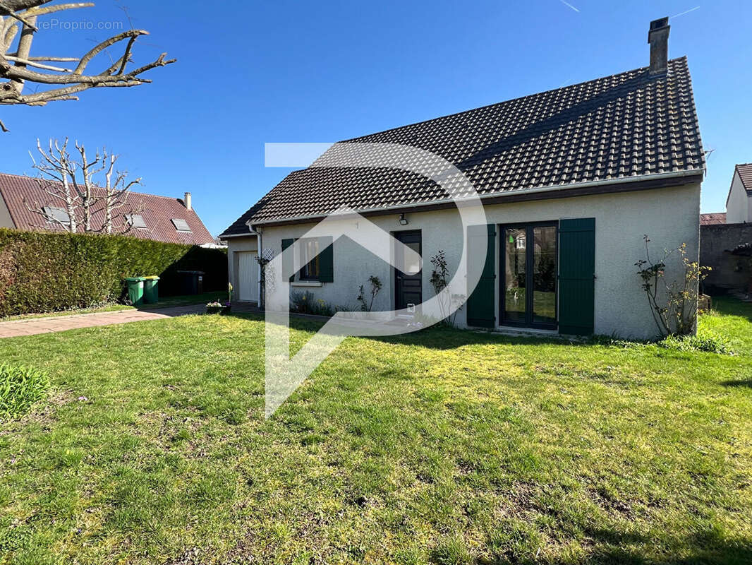 Maison à LE MESNIL-SAINT-DENIS