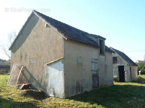 Parking à LA CHAPELLE-MONTMARTIN