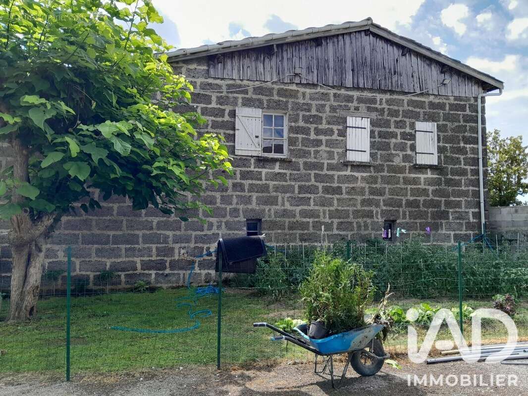 Maison 294 m² à Les Eglisottes-Et-Chalaures  - photo 2