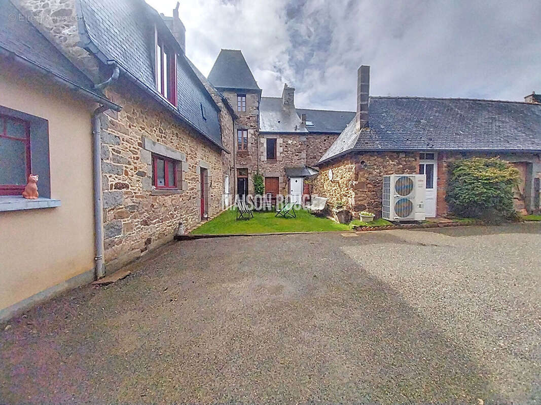 Rare sur le marché proprieté lanvollon  12 pièces + 1 gite t3 - photo 2