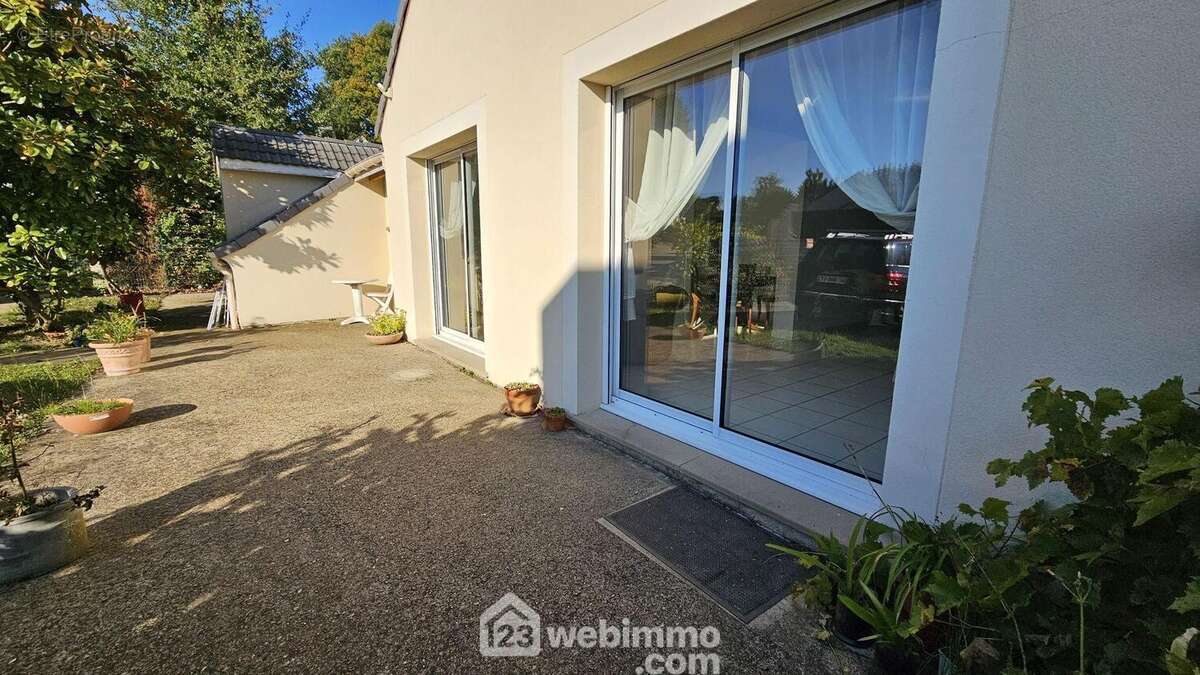 Voici la terrasse de 20 m² plein Sud. - Maison à DAMMARIE-LES-LYS