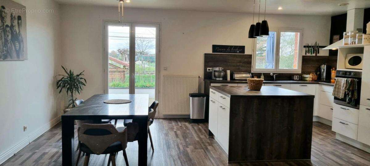 Maison 135 m² à Neuville-Les-Dames  - photo 9