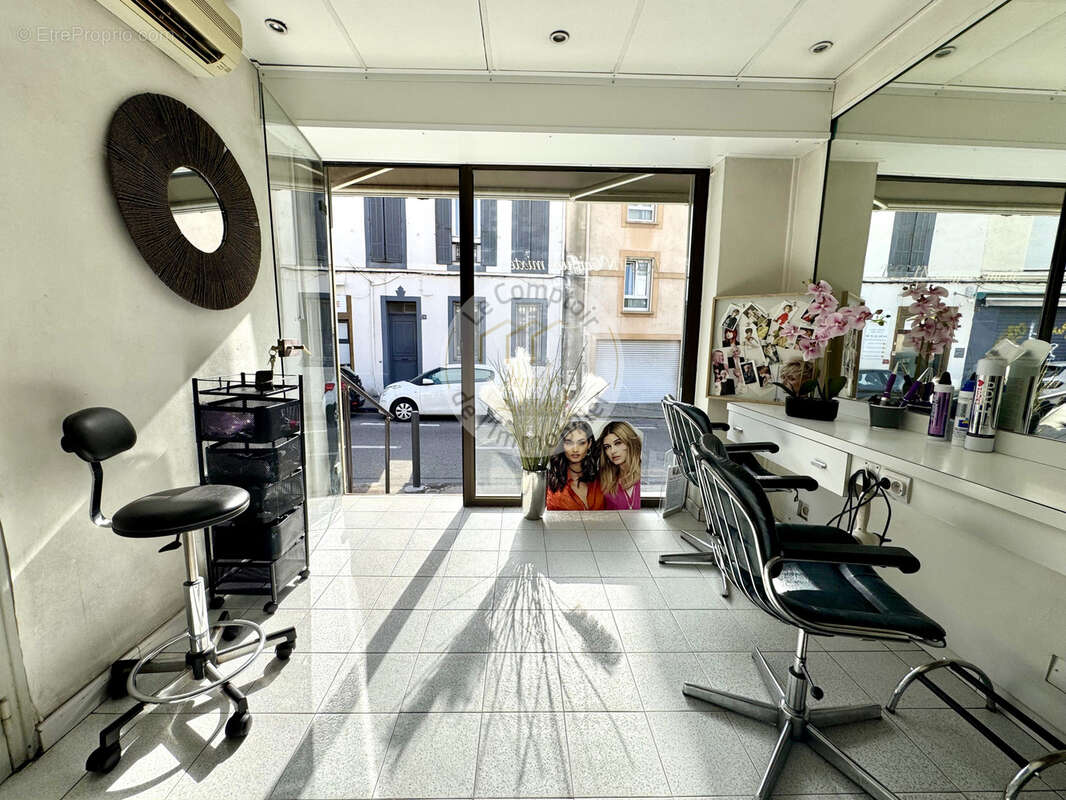 VIEILLE CHAPELLE/PROCHE POINTE ROUGE: Salon de coiffure   Bail tout commerce, excellente visibilité - photo 3