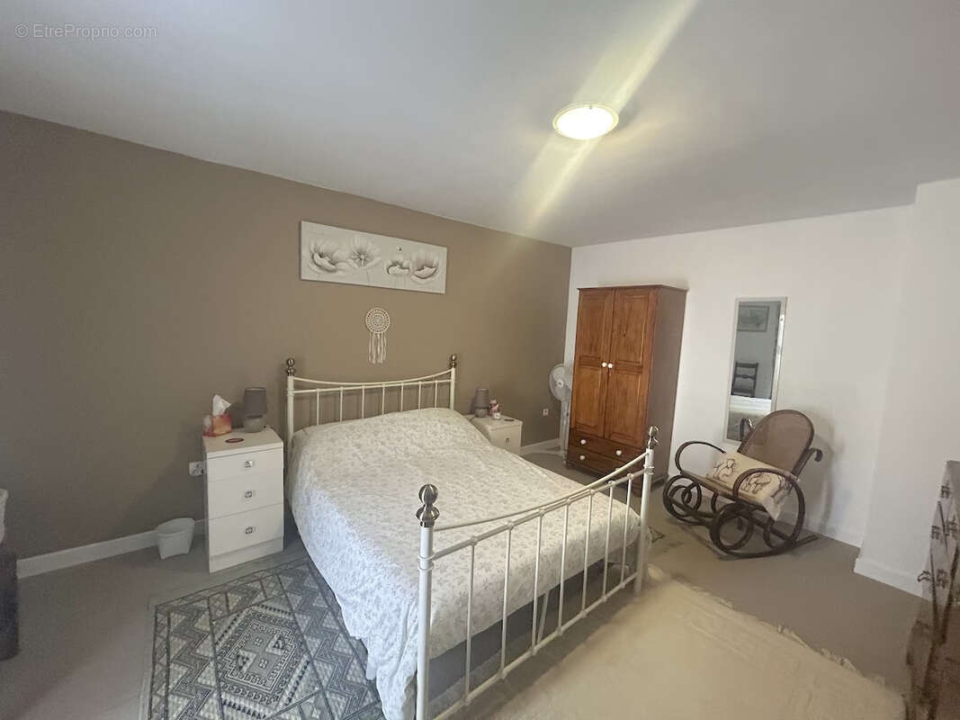 Maison de village rénovée avec gout, 2 chambres, services a 2 pas. - photo 3