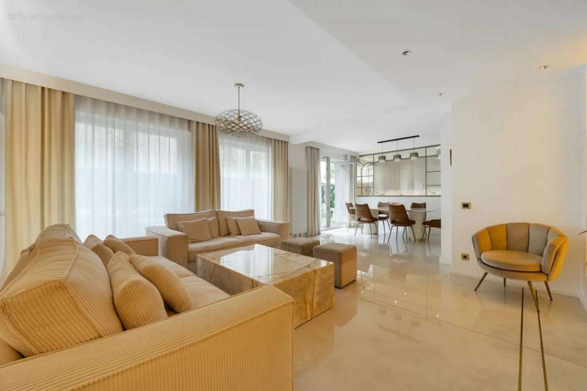 Appartement à NEUILLY-SUR-SEINE