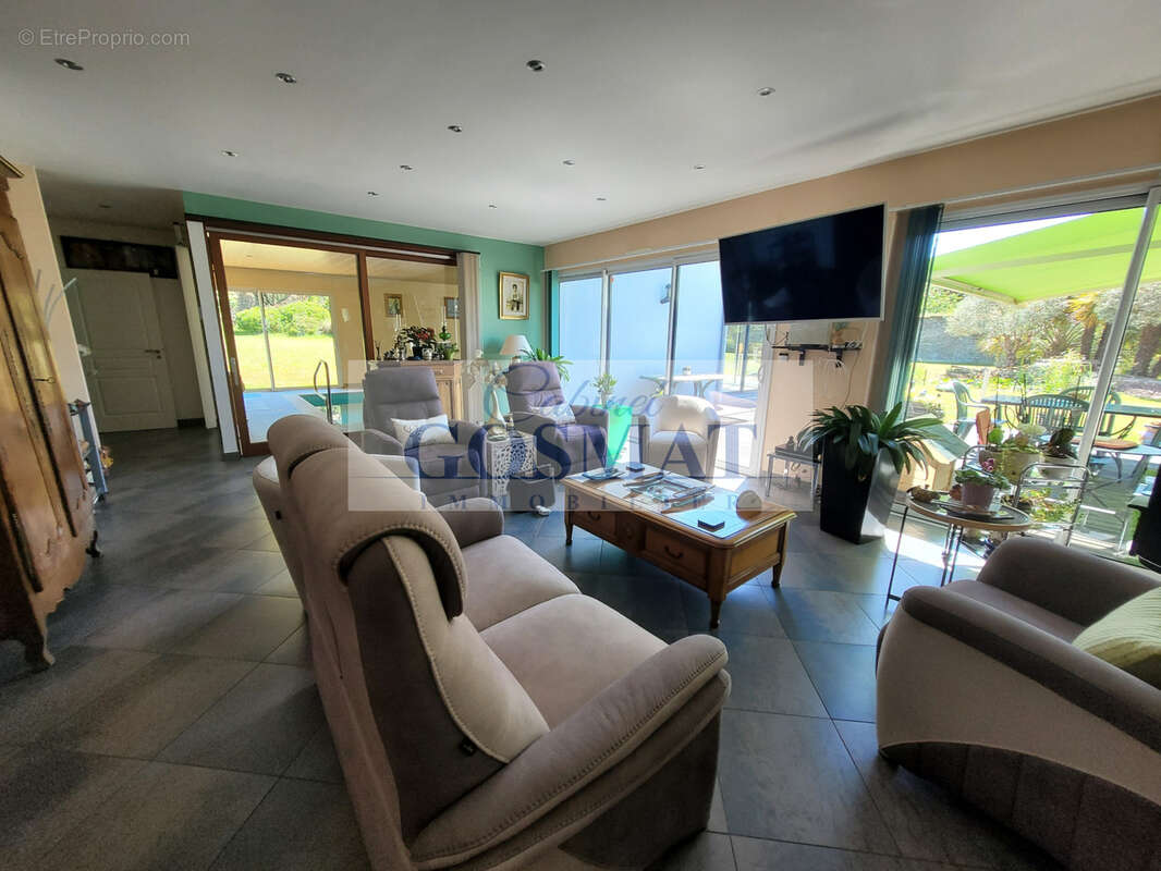 Maison plain pied de 177m2 avec piscine intérieure sur 3034m2 de terrain clos - photo 6