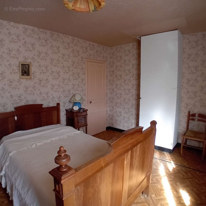 Maison à VILLENEUVE-LES-MONTREAL