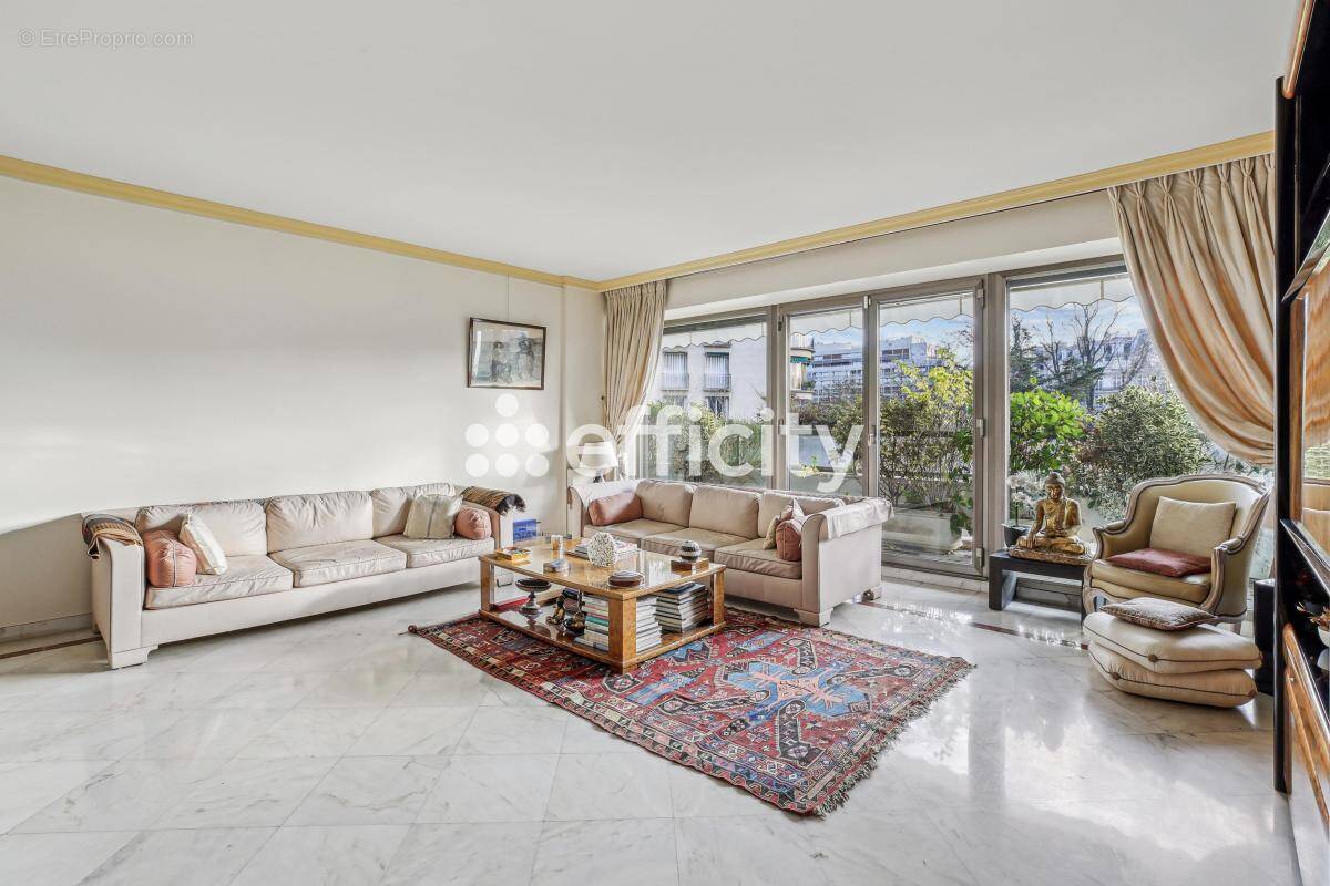 Appartement à PARIS-16E