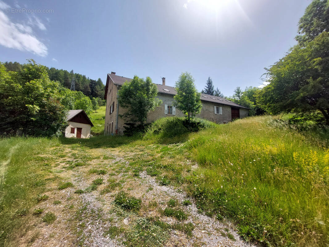 Maison à ENCHASTRAYES