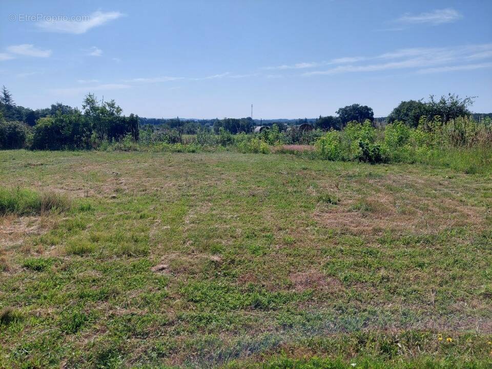 Terrain à LAPEYROUSE-FOSSAT