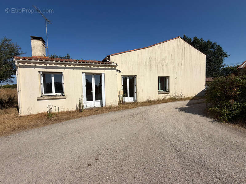 La chapelle achard 85150 avec vue imprenable adorable fermette 3 chambres a rafraichir avec grange - photo 17