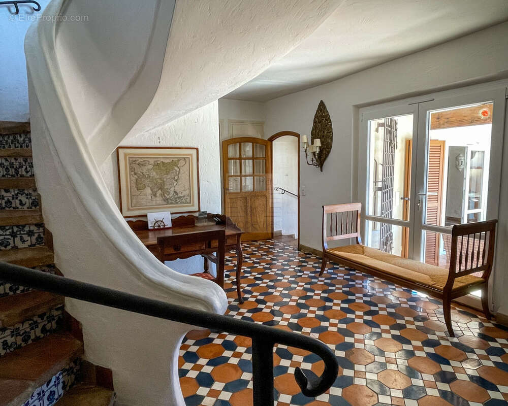 Superbe propriété - 437m2 - Domaine fermé - photo 5
