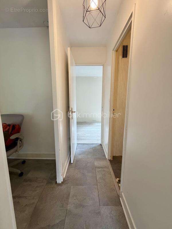 Appartement f3 71m2 avec balcon + cave + parking - photo 9