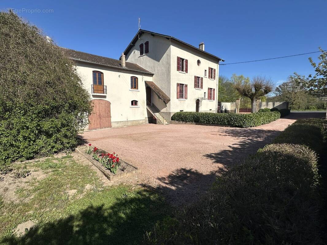 Appartement à REGNIE-DURETTE