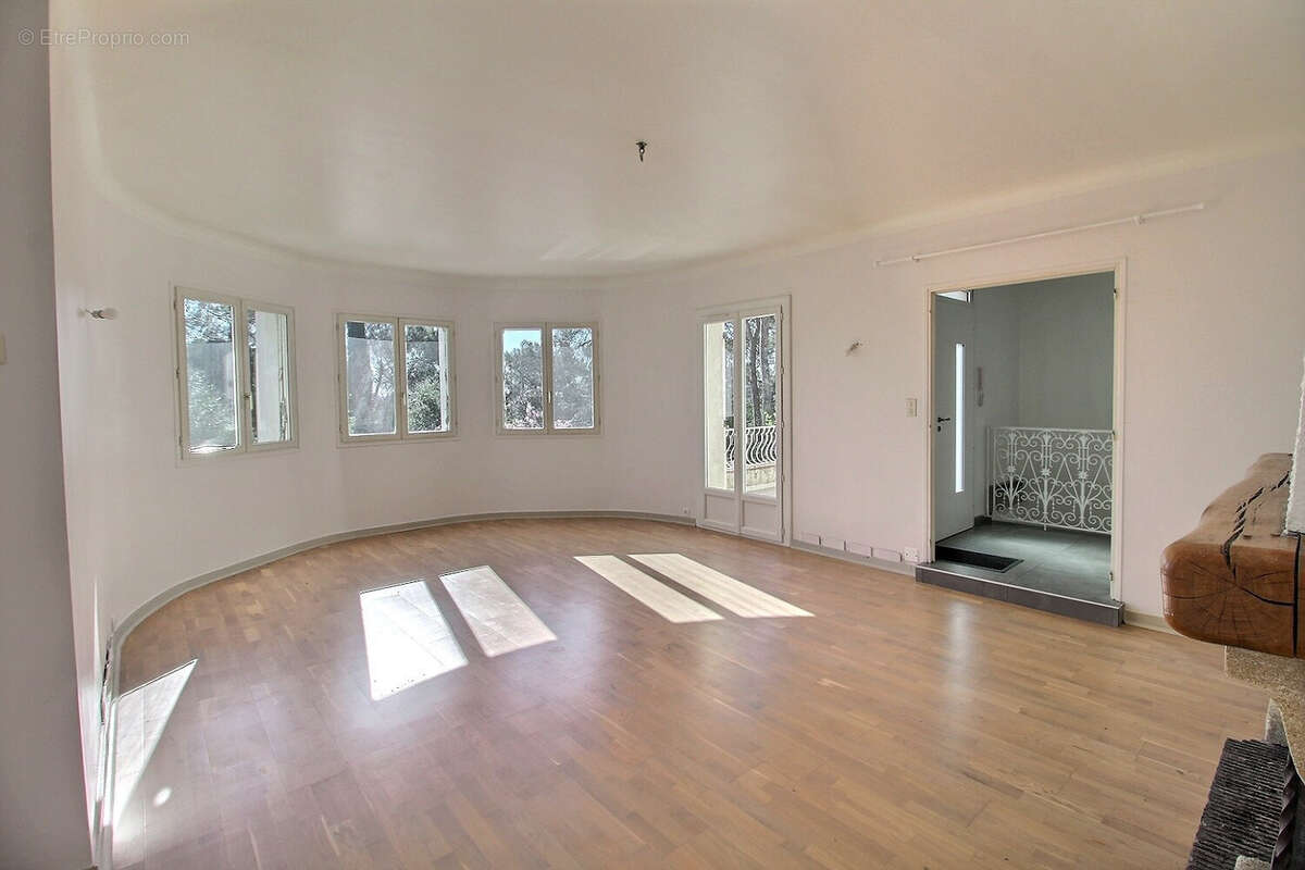 Maison à SAINT-CLEMENT-DE-RIVIERE