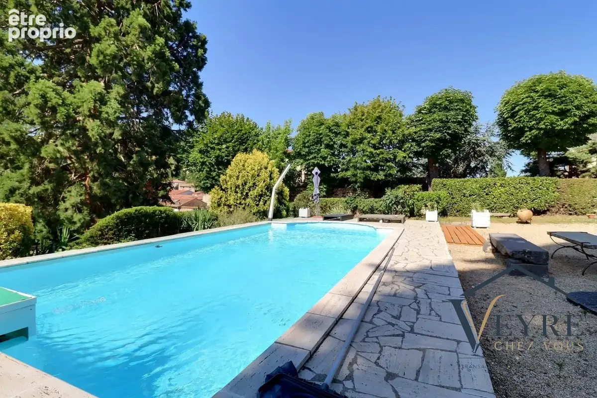 Maison 470 m² à Busseol  - photo 3